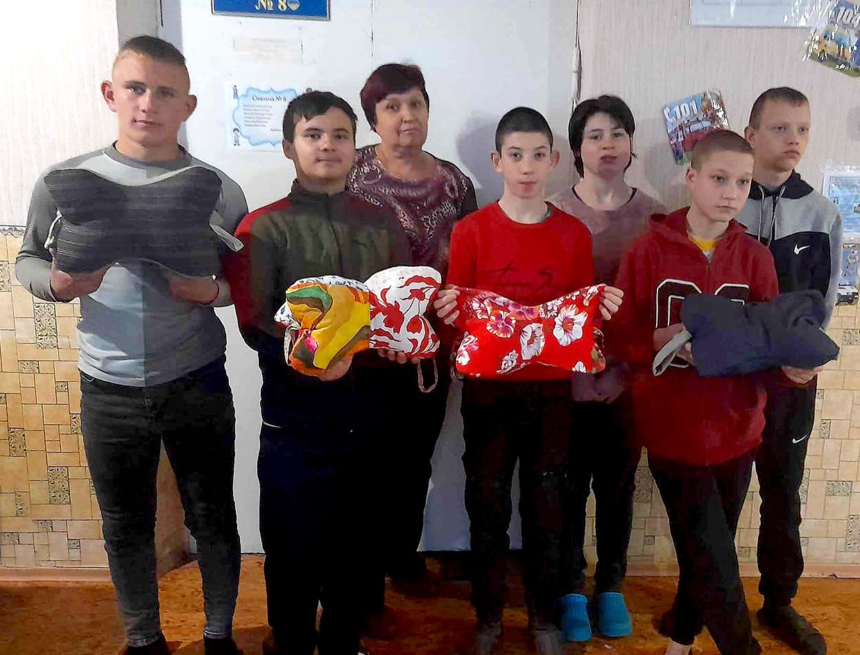 Учнi Бобринецької спецшколи шиють для поранених захисникiв адаптативнi подушки