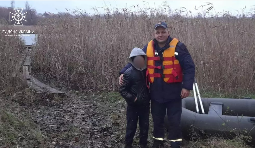 11-річний хлопчик з Кіровоградщини застряг на плоту посеред річки