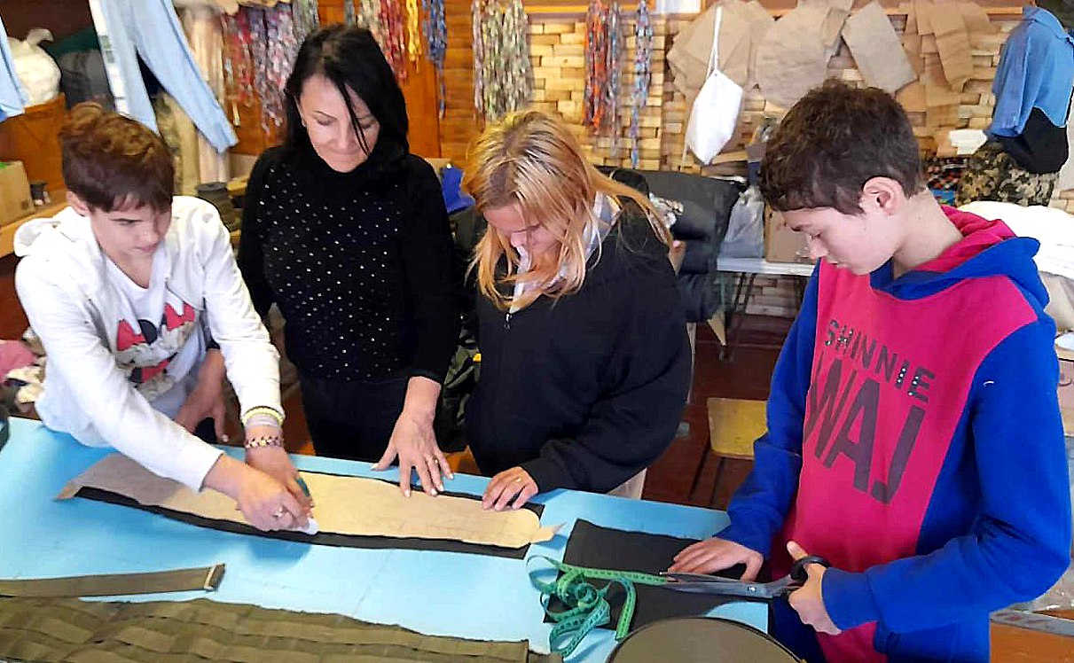 Спальники, РПС-ки та сумки для аптечок шиють школярi на Кiровоградщинi