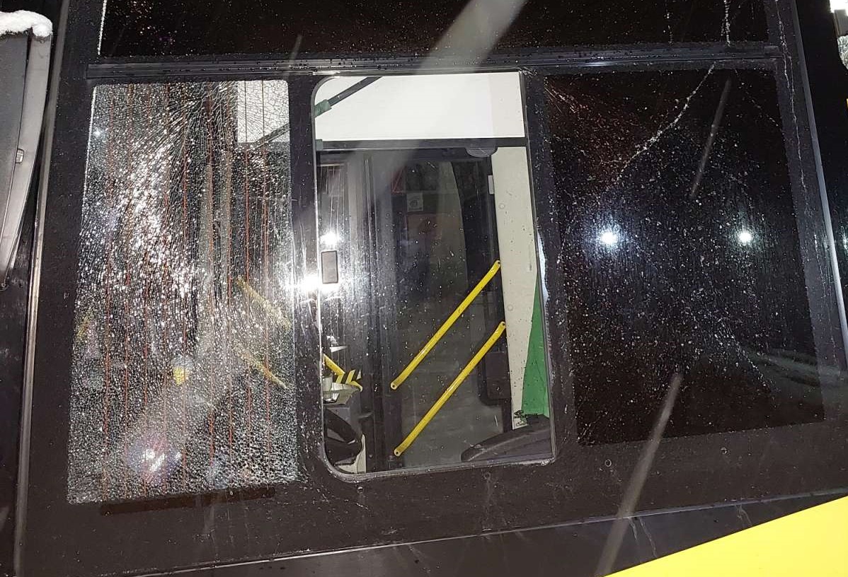 На Кіровоградщині вандали розбили скло в новому автобусі