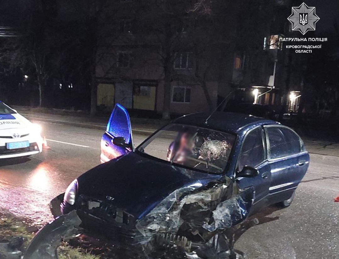 Нетвереза водійка врізалася в стовп у Кропивницькому