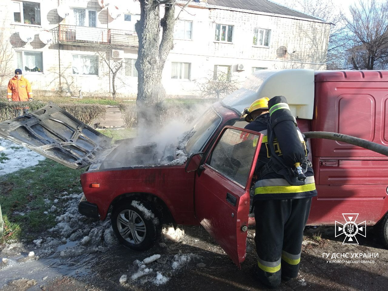 Вогнеборці Кіровоградщини рятували від пожежі легковик та будинки