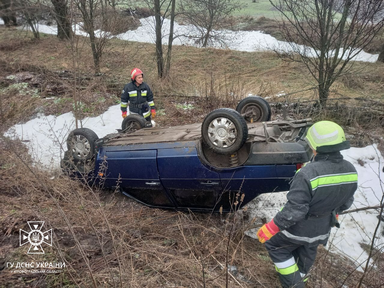 На Кіровоградщині внаслідок ДТП перекинувся легковик