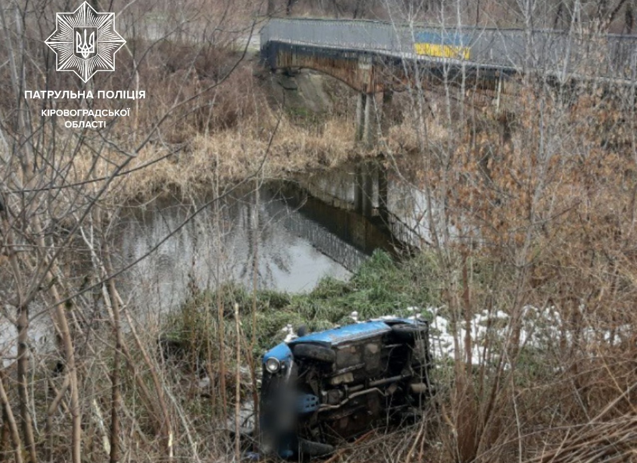 У Кропивницькому водій злетів з дороги та перекинувся