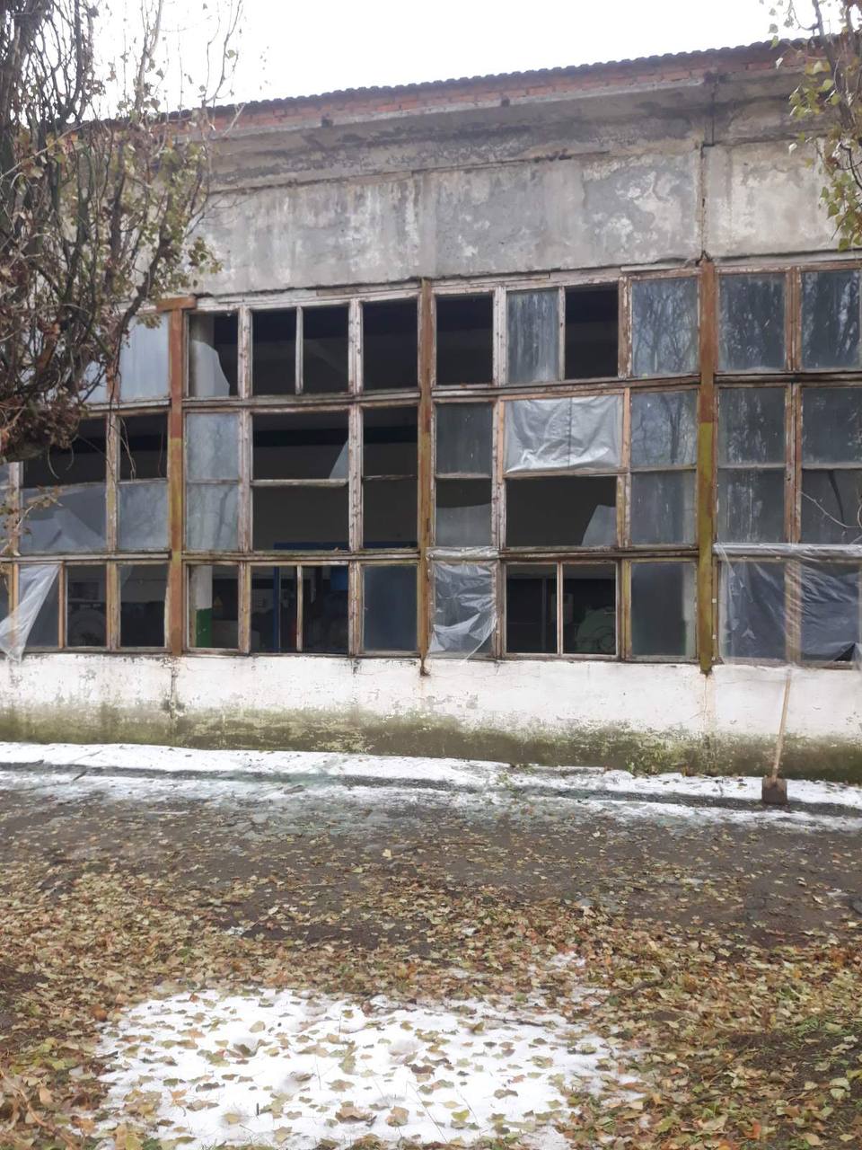 У Кропивницькому уламки ракети пошкодили паркани та дахи