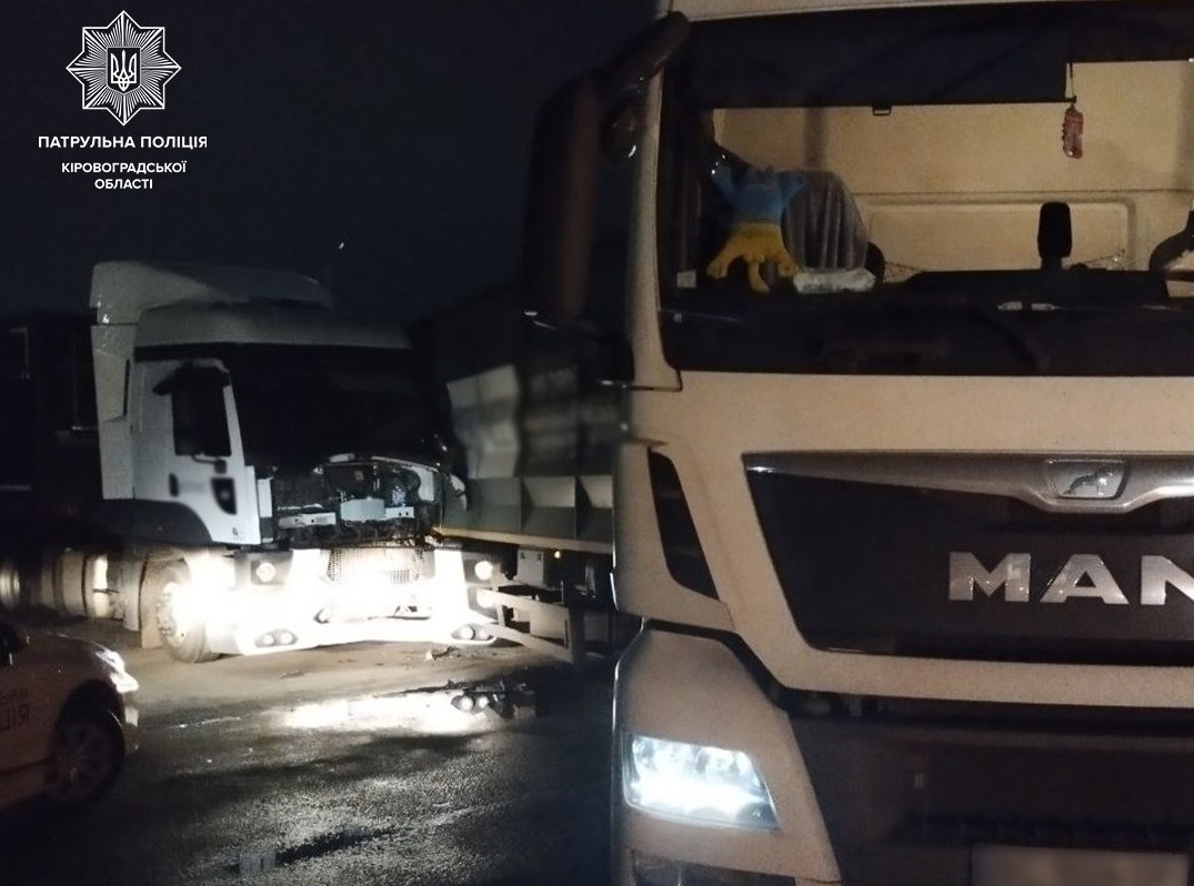 У Кропивницькому водій вантажівки в’їхав у припарковане авто