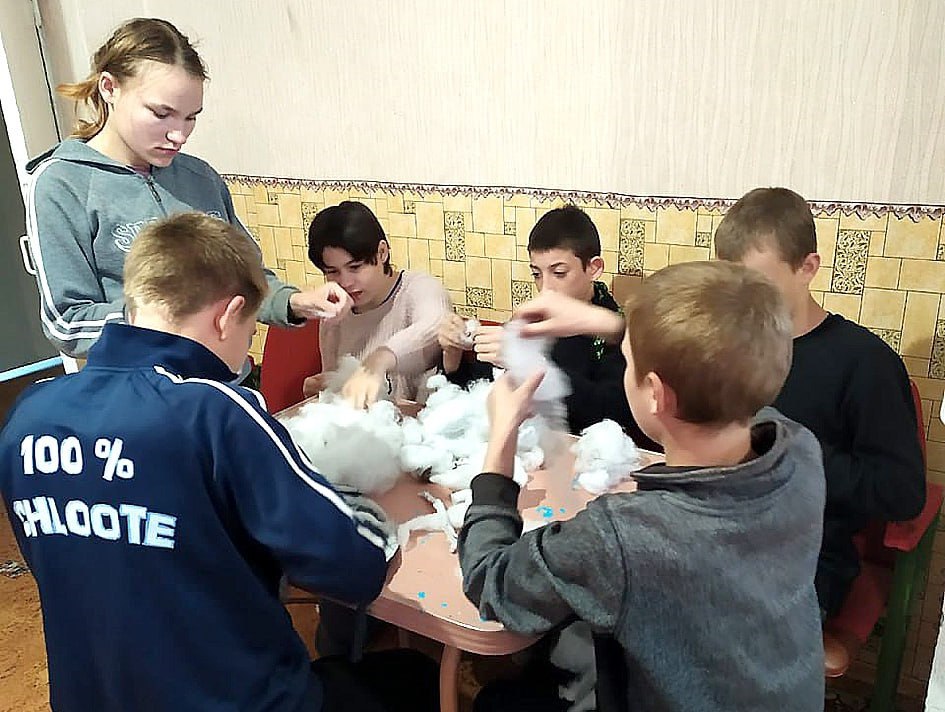 Викладачі та учні Бобринецької спецшколи допомагають пораненим захисникам