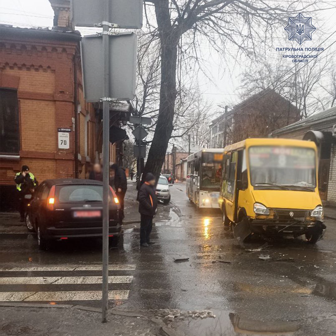 У Кропивницькому зіткнулися легковик з маршруткою
