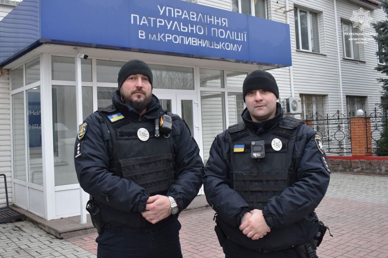 Патрульні Кіровоградщини надали допомогу чоловіку, який отримав травми ніг