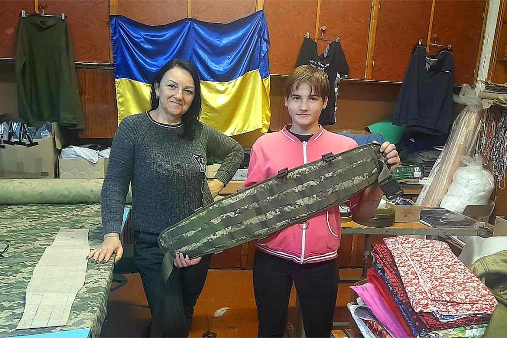 У спецшколi на Кiровоградщинi шиють РПС-ки та виготовляють окопнi свiчки   