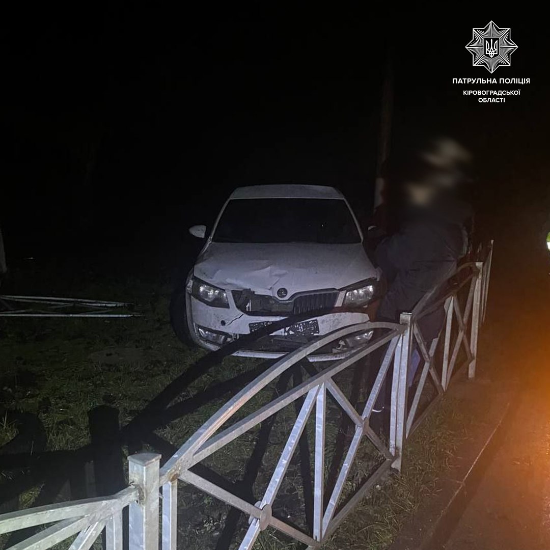 У Кропивницькому водiй протаранив паркан та електроопору