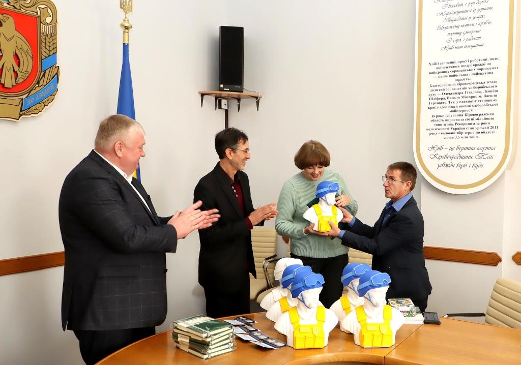 Голова Кіровоградської обласної ради Юрій Дрозд оголосив подяки волонтерам і журналістам