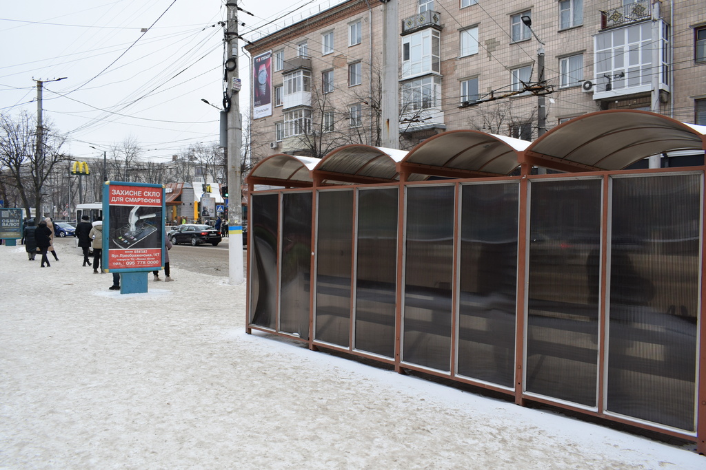 У Кропивницькому вандали пошкодили відремонтовану зупинку