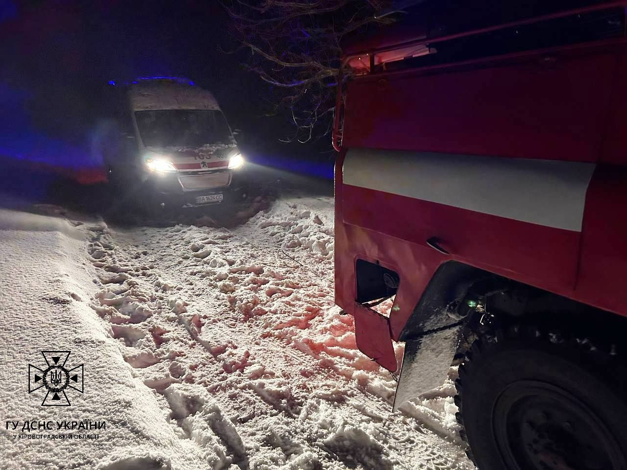 На Кіровоградщині два автомобілі “швидкої” застрягли посеред дороги