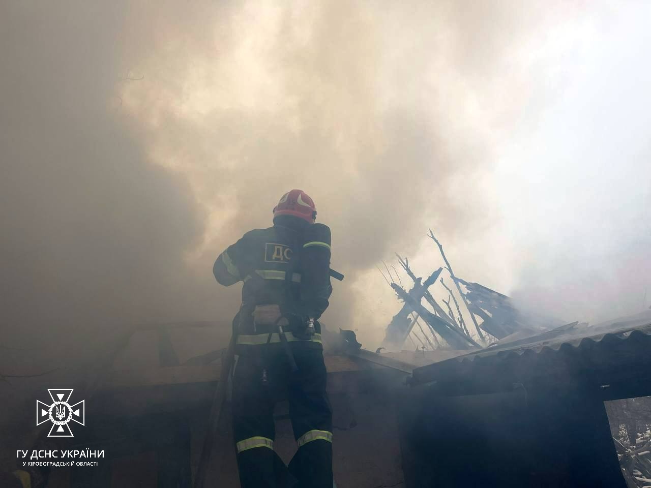 На Кіровоградщині від пожежі рятували гараж