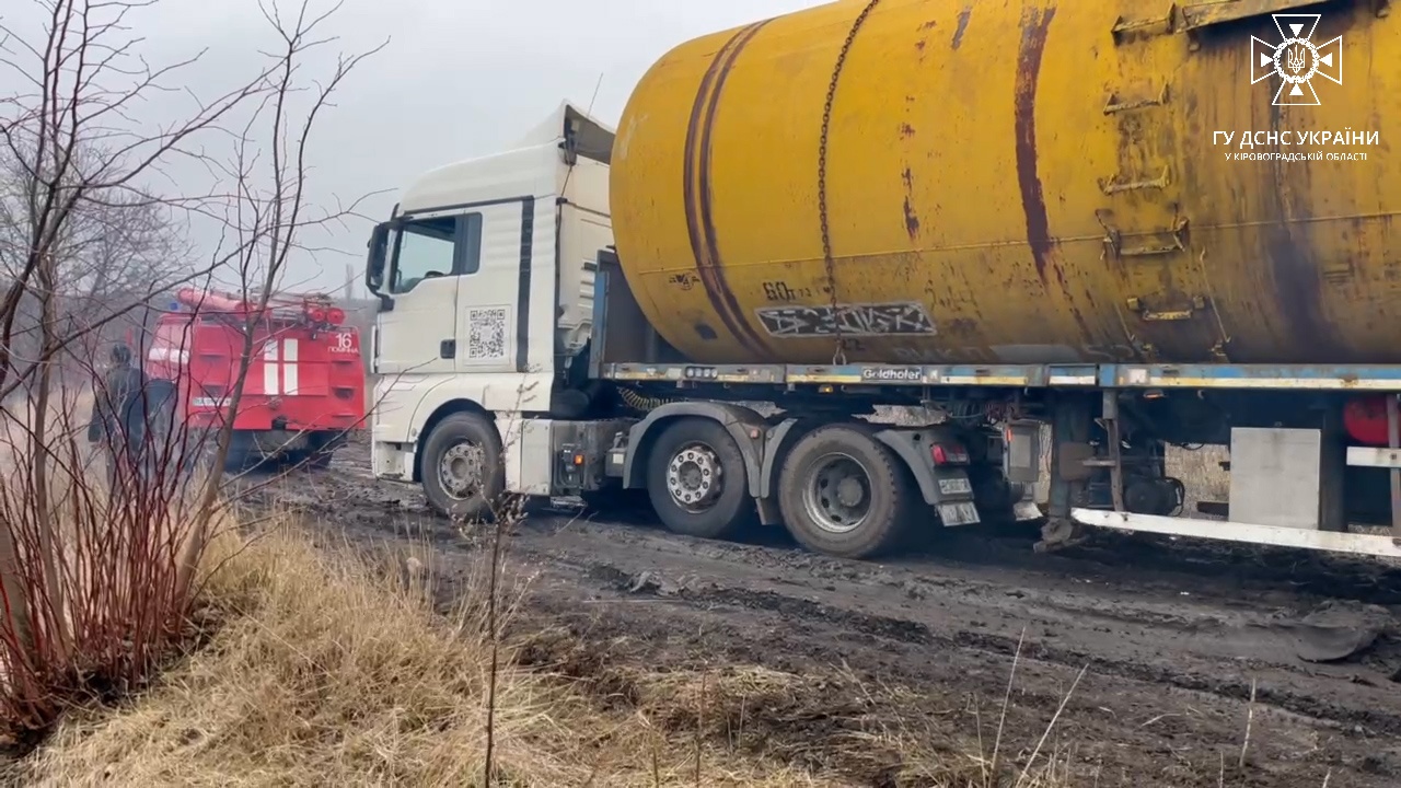 Нa Кіровогрaдщині рятувaльники тричі буксирувaли aвтомобілі