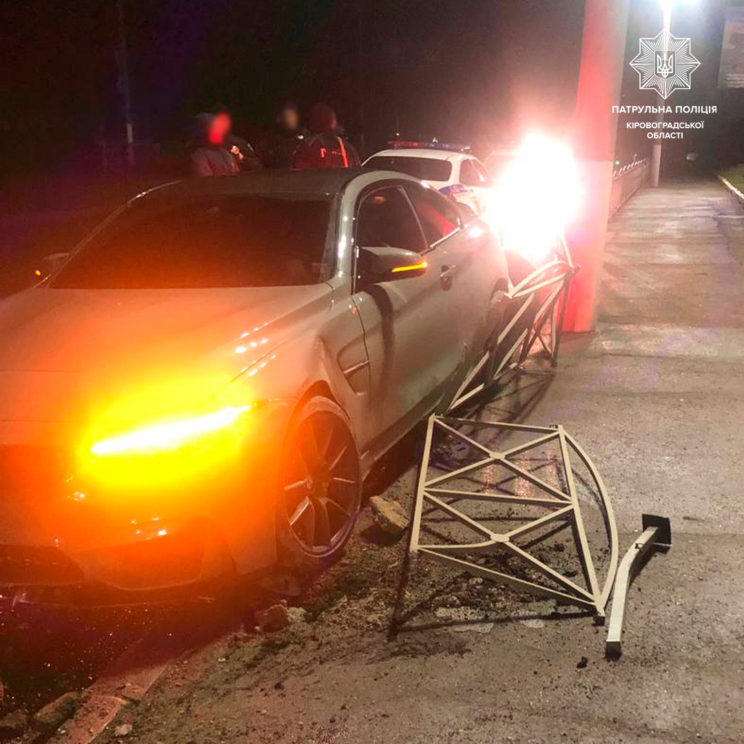 Водiй BMW протаранив металевий паркан у Кропивницькому (ФОТО)