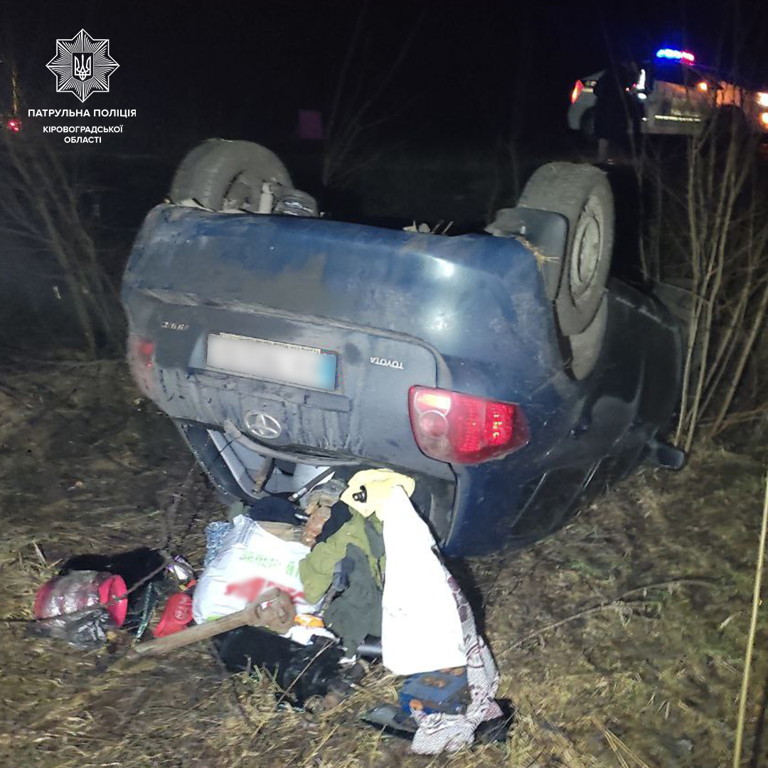 Наподалік Кропивницького внаслідок ДТП перекинувся легковик