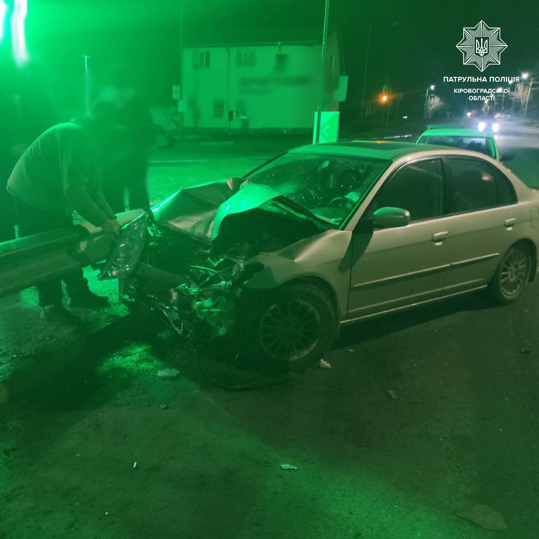 У Кропивницькому водій протаранив відбійник