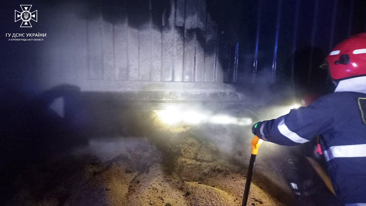 На Кіровоградщині від пожежі рятували вантажівку