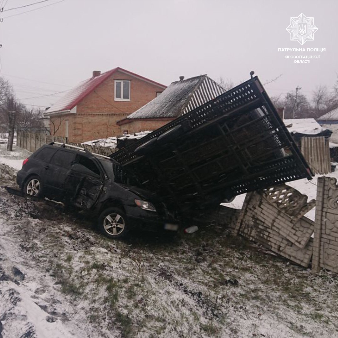 Автiвка з причепом в’їхала в паркан приватного двору на Кiровоградщинi