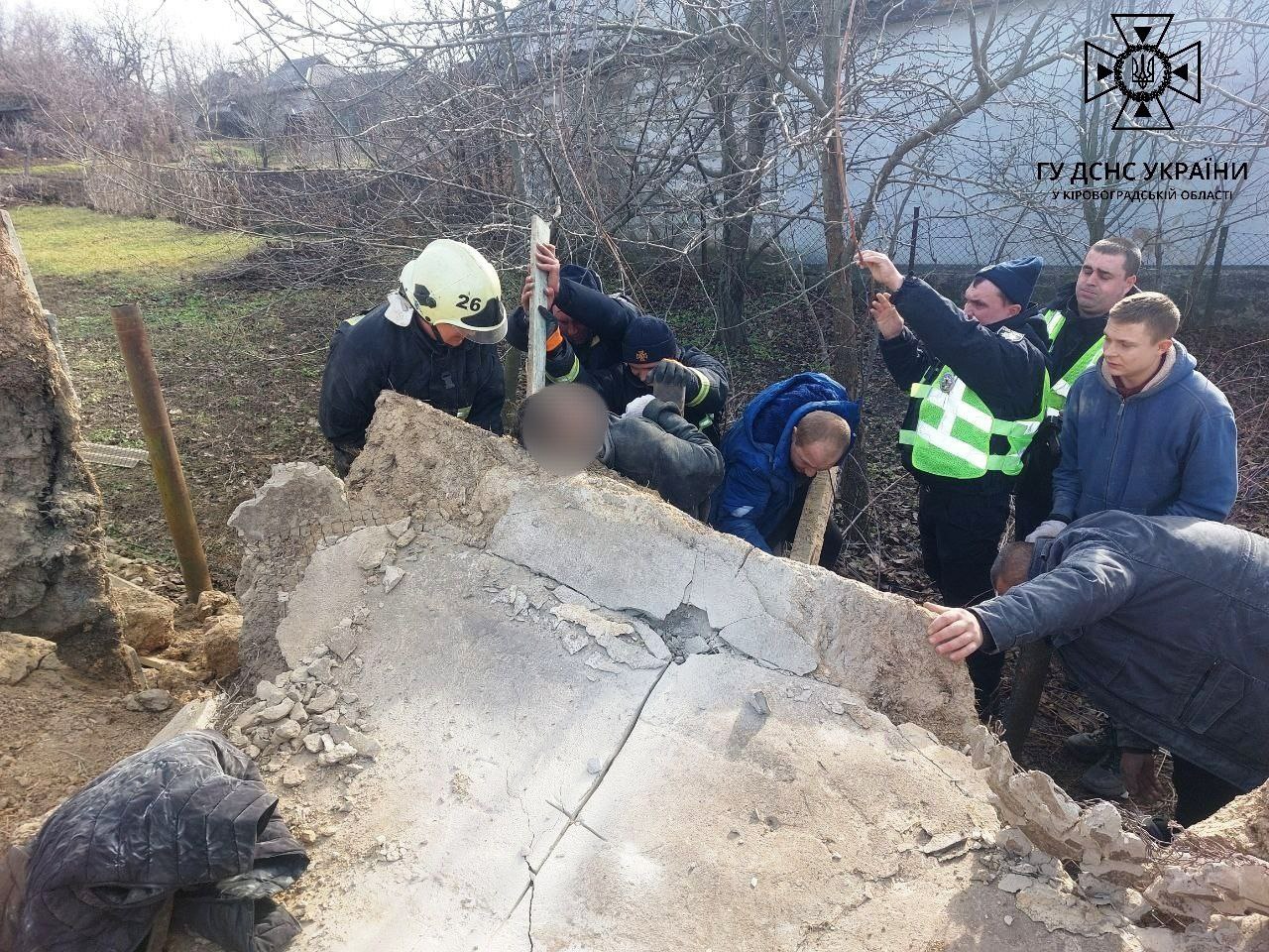 В одній з громад Кіровоградщини на підлітка впала стіна будинку