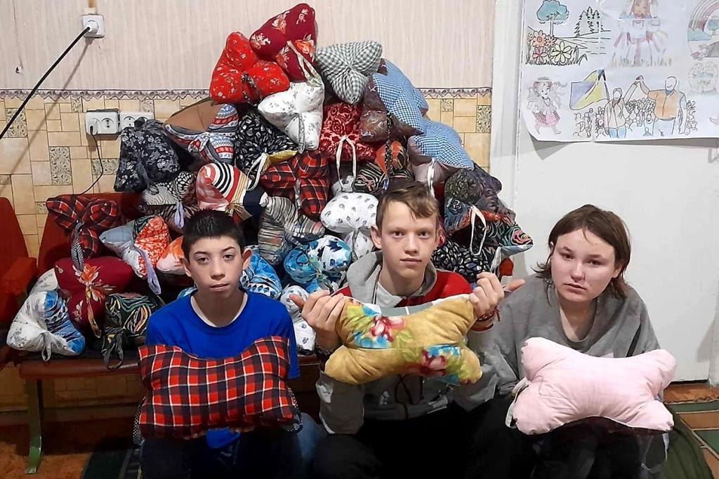 Вихованцi спецшколи на Кiровоградщинi виготовили речi для поранених воїнiв