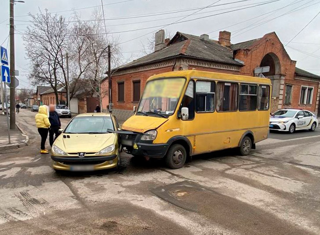 На перехресті у Кропивницькому зіткнулися легковик та маршрутка