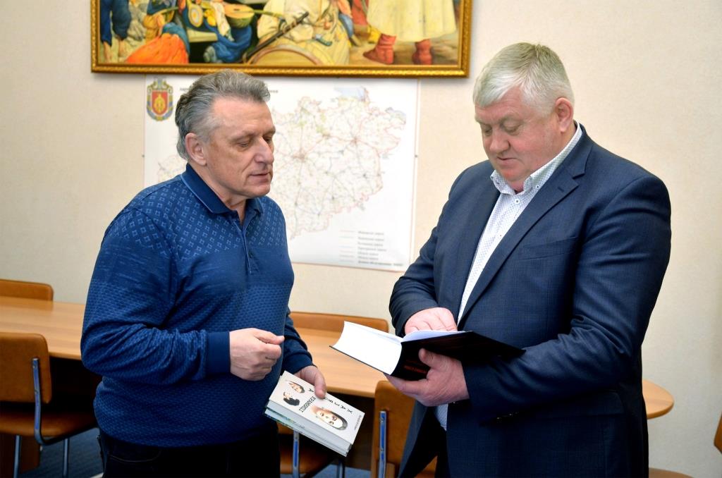 Юрій Дрозд привітав Валерія М’ятовича з виходом у світ третьої книжки прози