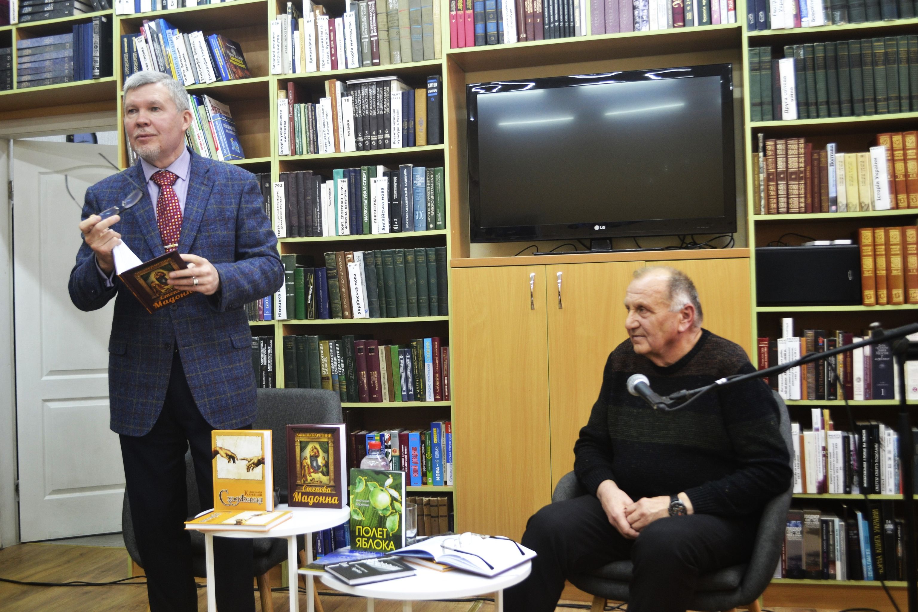 У Кропивницькому відбулася презентація нових поетичних збірок Анатолія Каретного