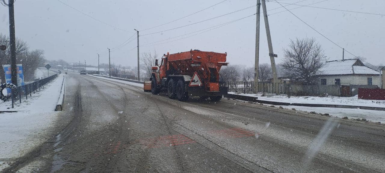 Дорожники Кіровоградщини долають наслідки негоди