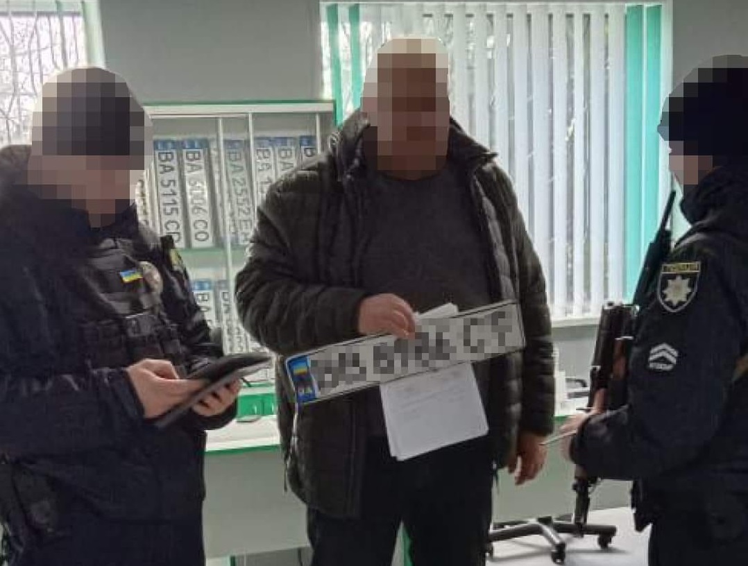 На Кіровоградщині невдала перереєстрація авто завершилася викликом поліції