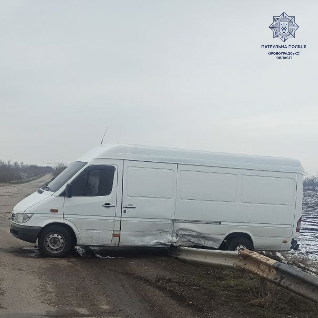 Поблизу Кропивницького легковик зiштовхнувся з фургоном