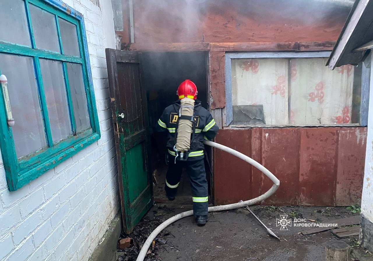Пiд час гасiння пожежi, у будинку на Кiровоградщинi врятували жiнку