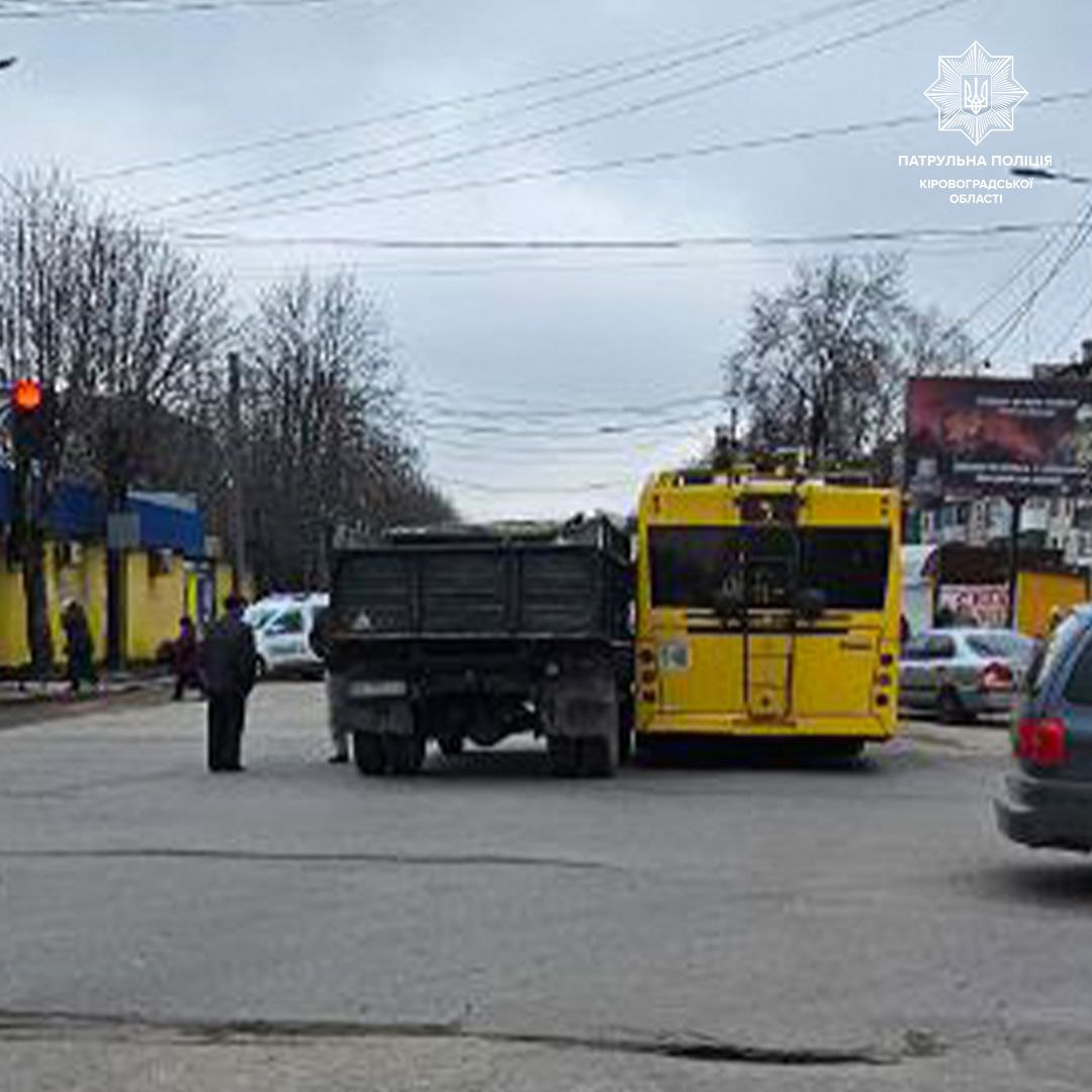 У Кропивницькому водiй вантажiвки врiзався в тролейбус