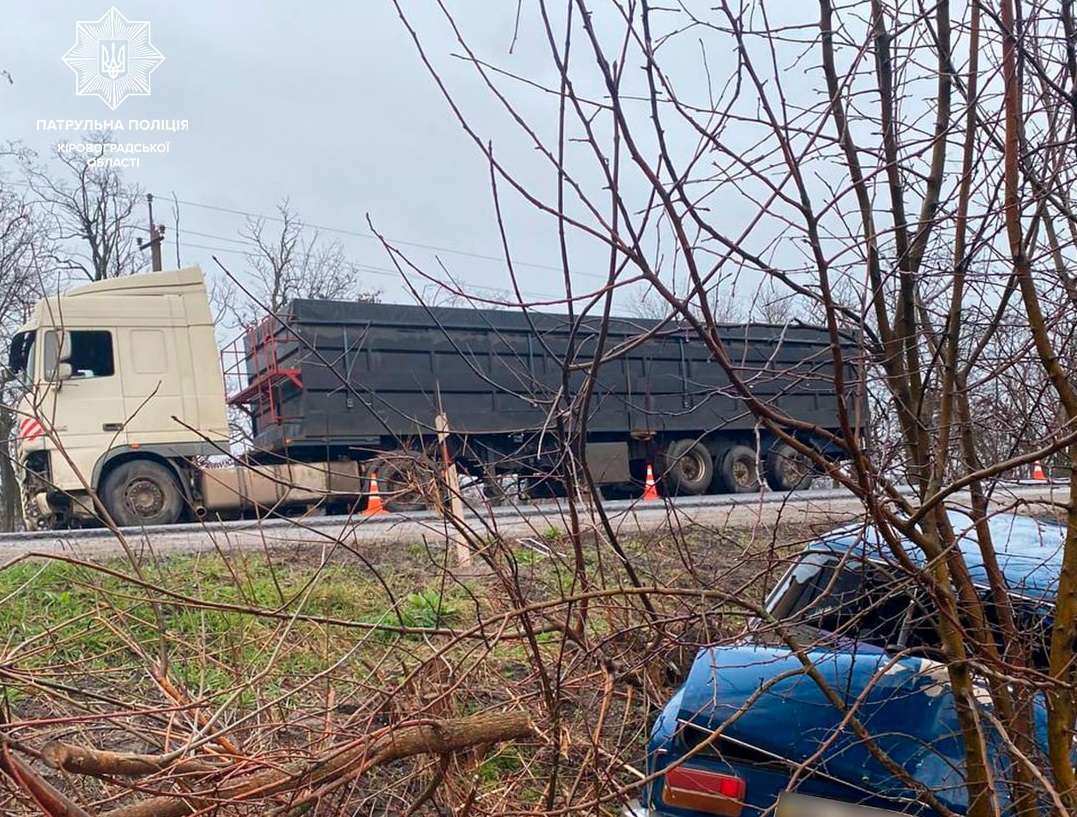 Поблизу Кропивницького вантажівка в’їхала у легковик