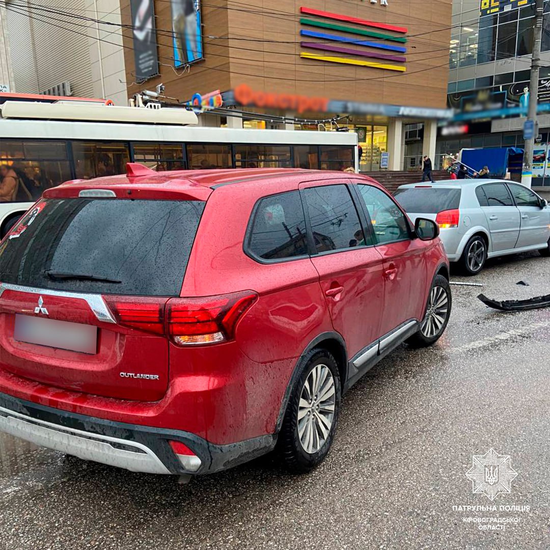 В центрi Кропивницького водiйка Mitsubishi зiштовхнулася з легковиком Opel