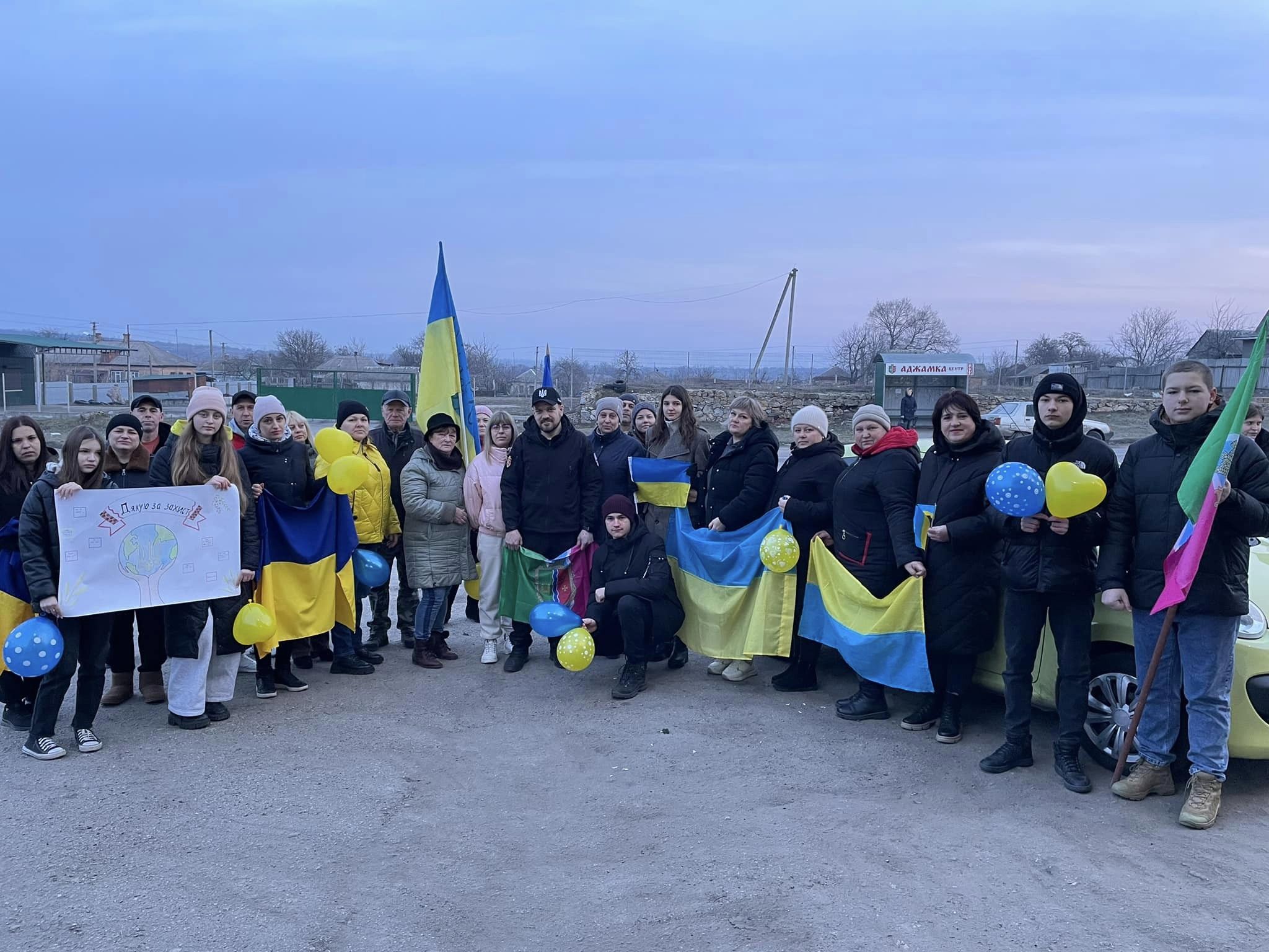 У громадi на Кiровоградщинi зустрiли звiльненого з полону воїна