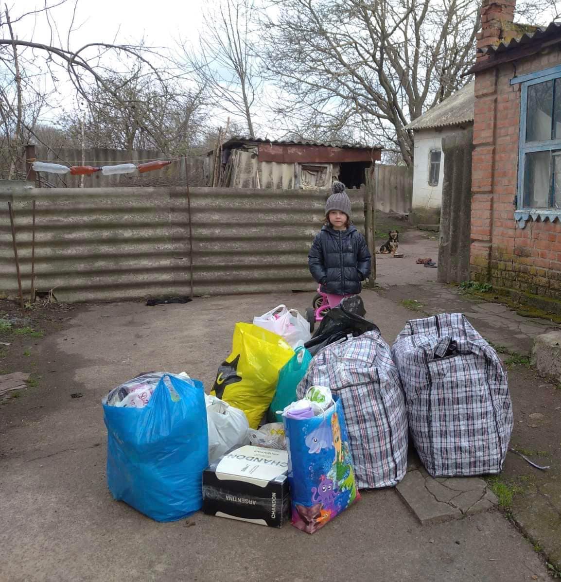 Бабусі та онучці з Кропивницького, збирають кошти на продукти