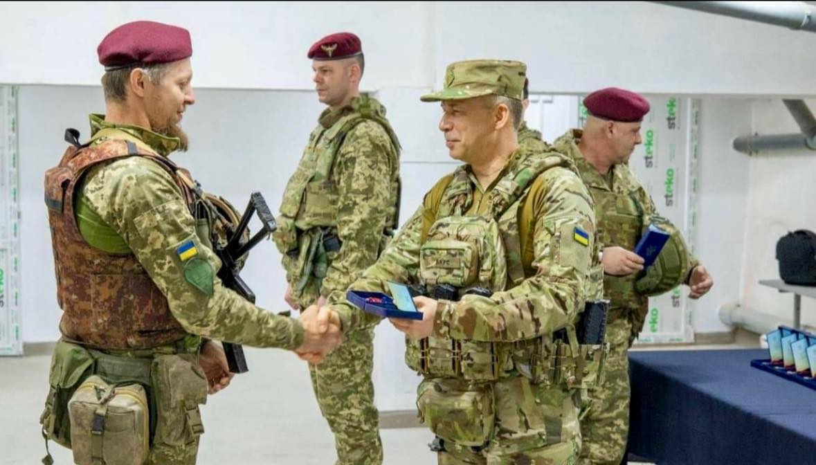 Бібліотекаря із Кропивницького нагородили відзнакою Головнокомандувача ЗСУ