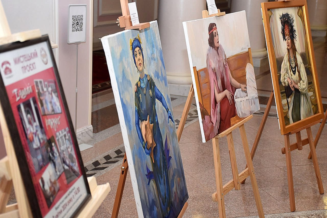 У Театрі Корифеїв відкрили унікальну виставку картин