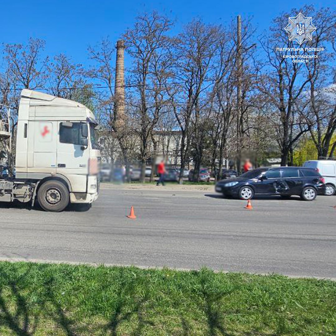 У Кропивницькому водiйка Opel зiткнулася з вантажiвкою, а потiм з легковиком
