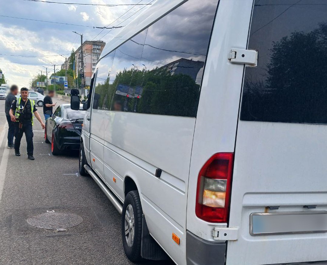 У Кропивницькому мікроавтобус та легковик не поділили дорогу