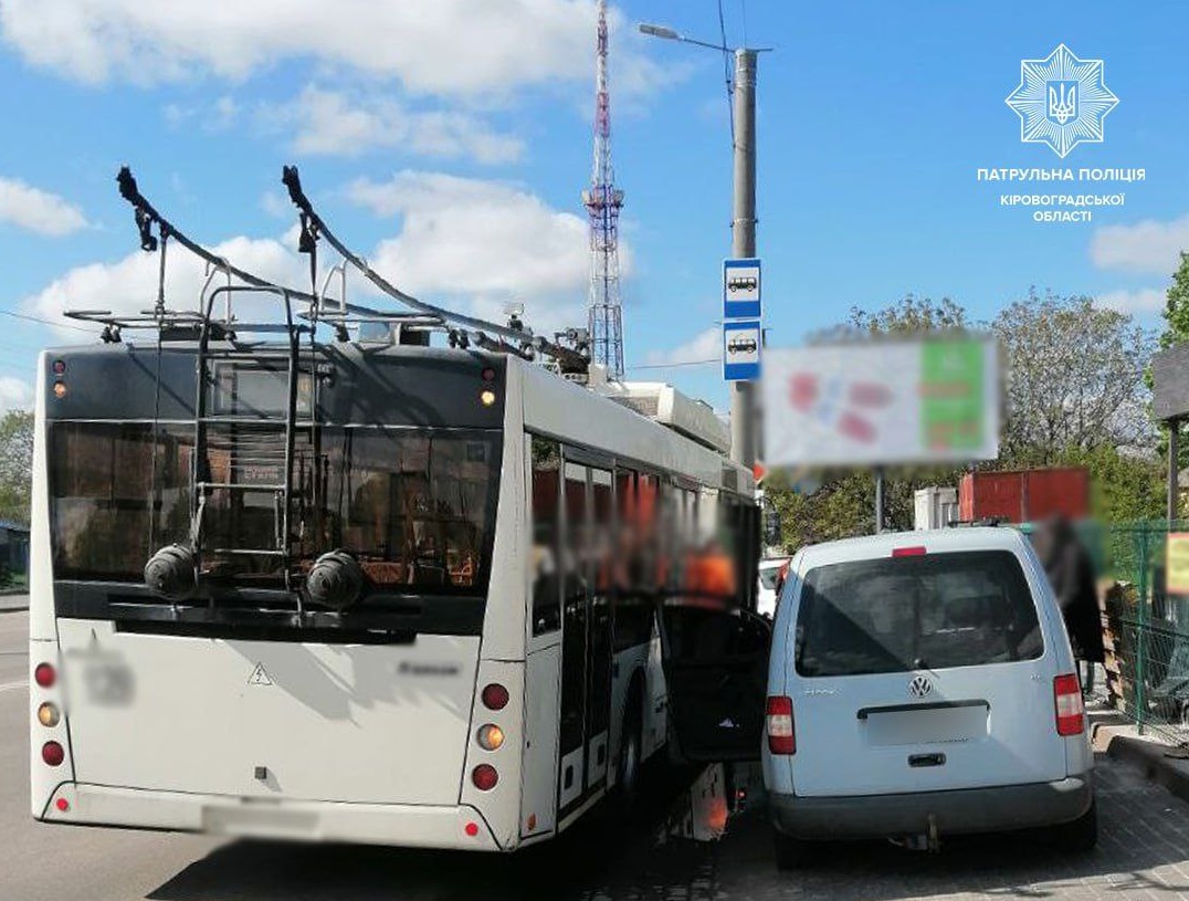 У Кропивницькому водій спричинив ДТП з тролейбусом