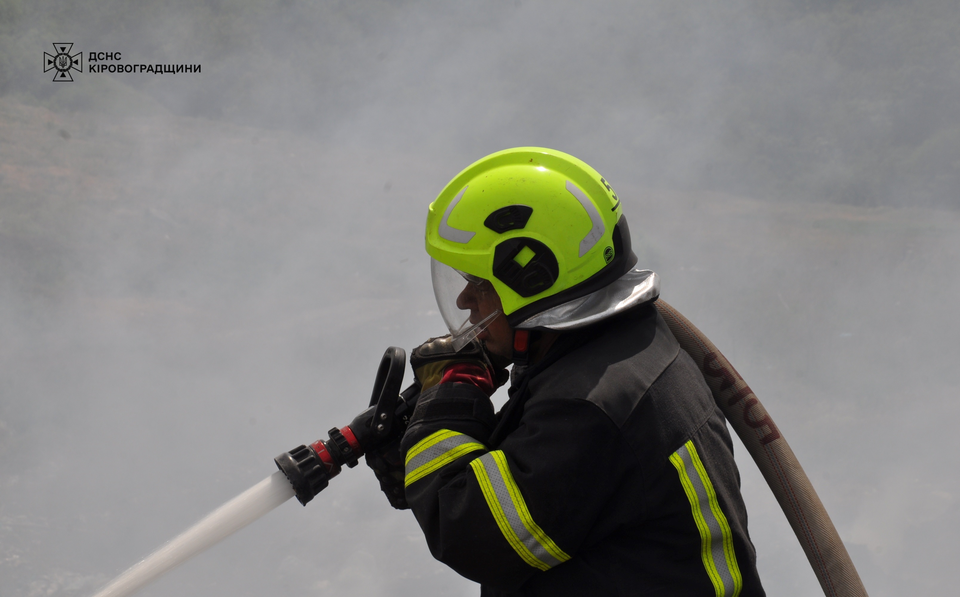 У Кропивницькому понад добу гасять пожежу на сміттєзвалищі