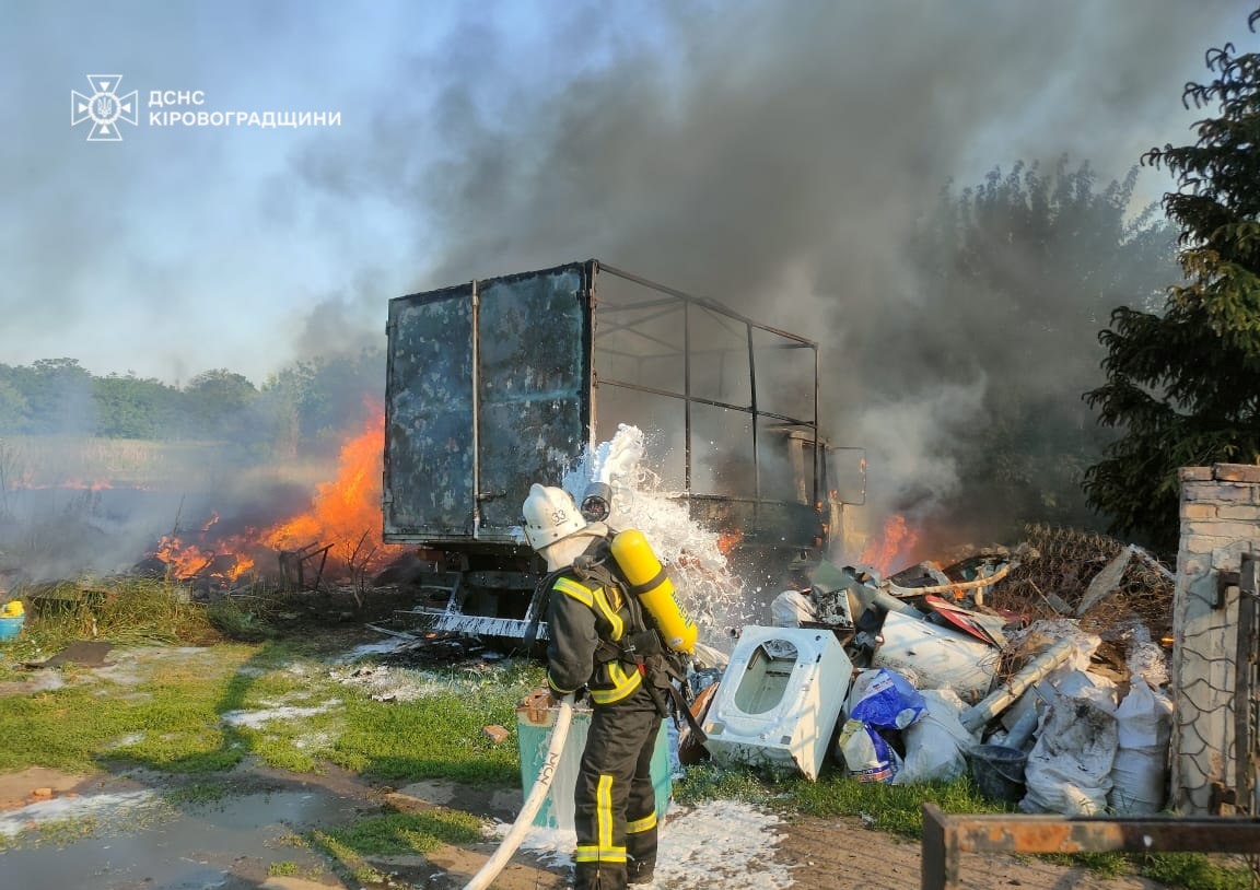 На Кiровоградщинi горiли вантажiвка, легковик та електроприлади в магазинi