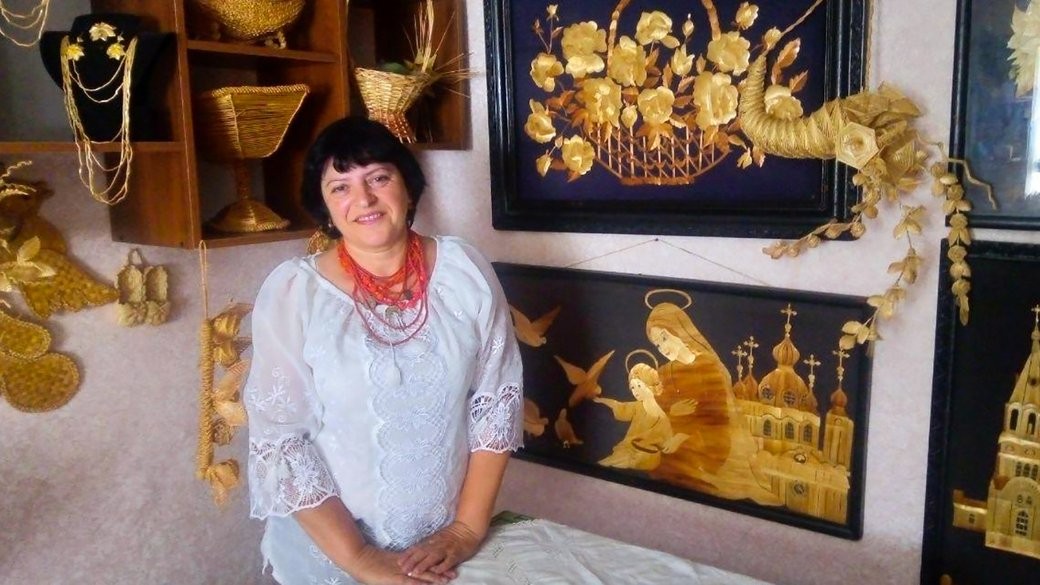 Більше тисячі солом’яних виробів: як жителька селища Нова Прага опановує стародавнє українське ремесло