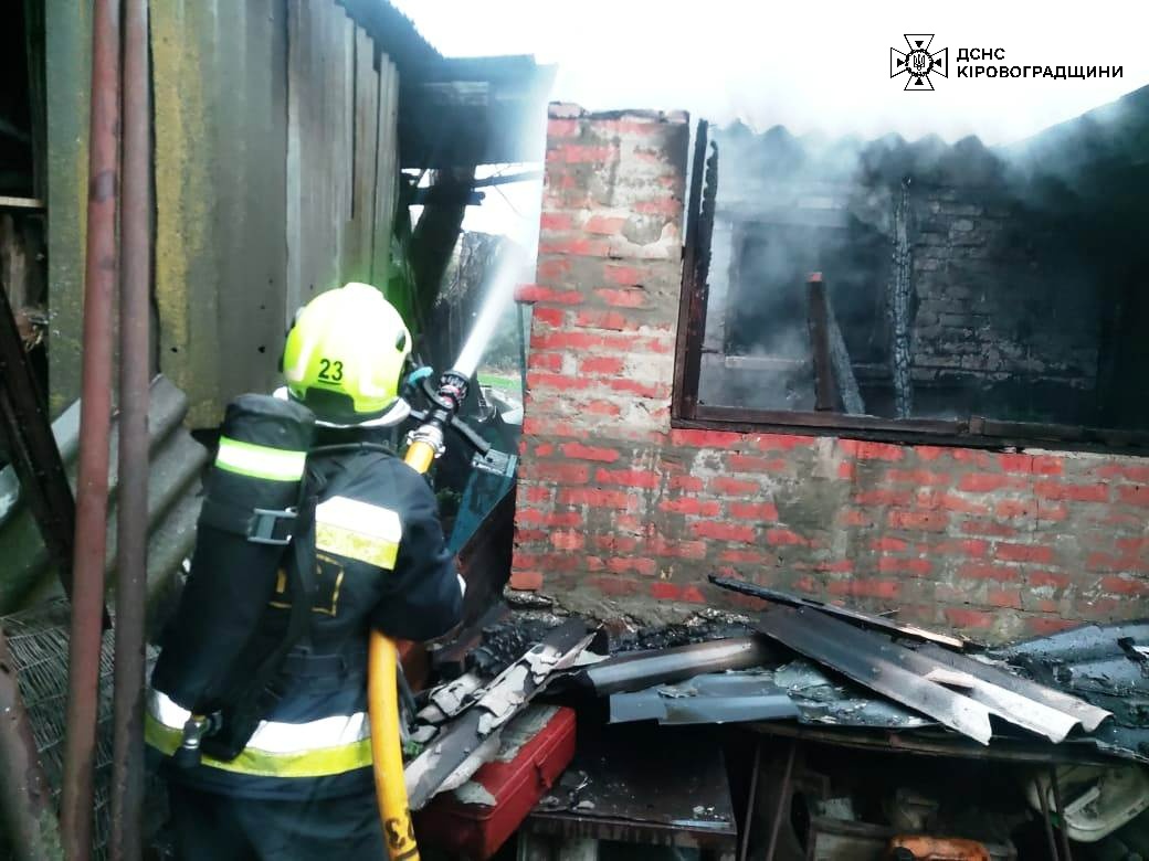 На Кіровоградщині рятували від пожежі будинки