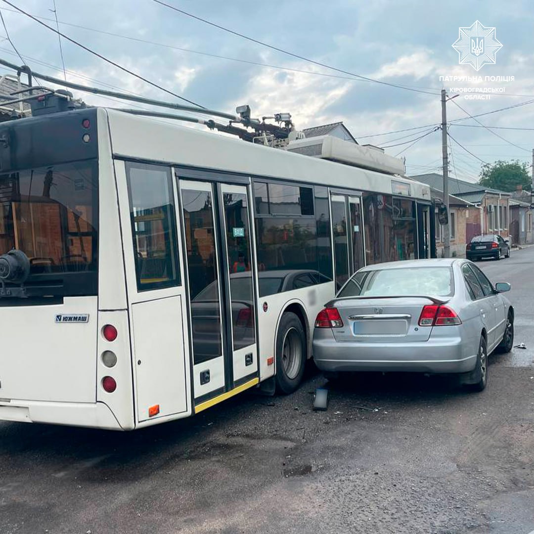У Кропивницькому водійка тролейбуса спричинила ДТП