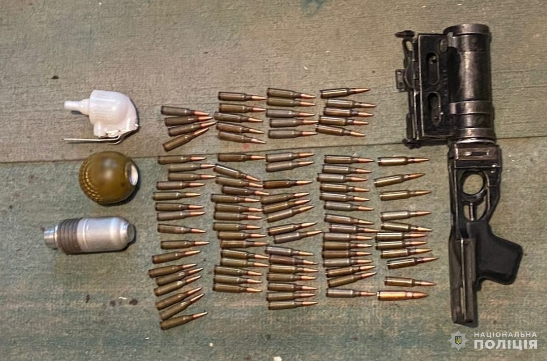 На Кіровоградщині чоловік зберігав вдома боєприпаси та зброю